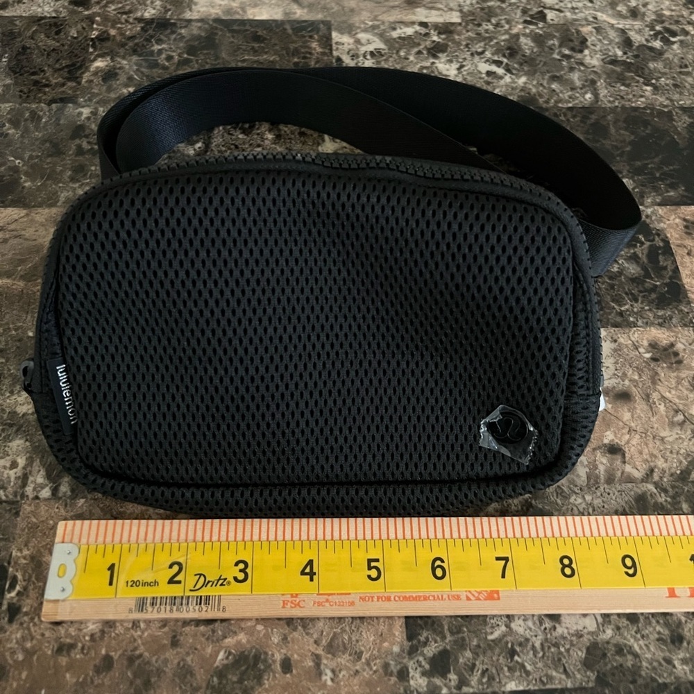 lululemon everywhere belt Bag knit mesh black color one size 1L NWT - Picture 7 of 12